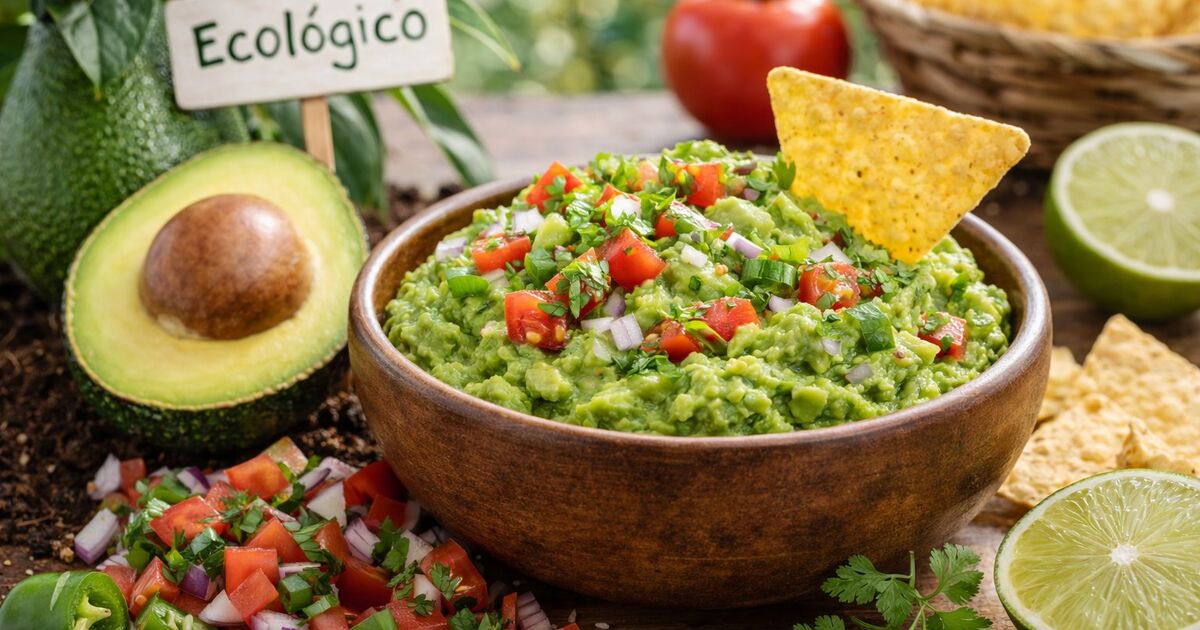 Guacamole casero con aguacate ecológico, nachos, lima y cilantro fresco